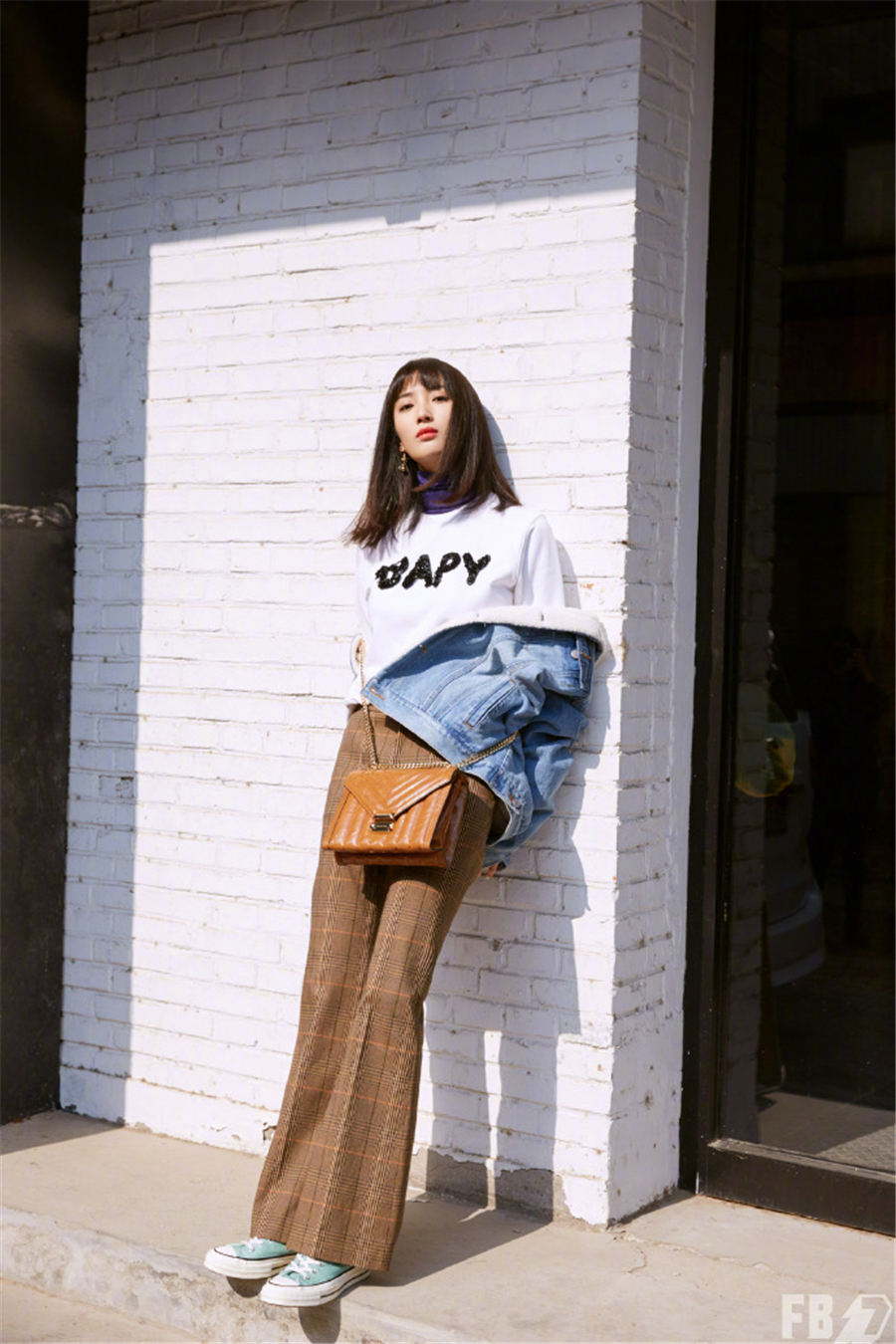 王紫璇冬日潮范街拍 帆布鞋唤醒青春气息