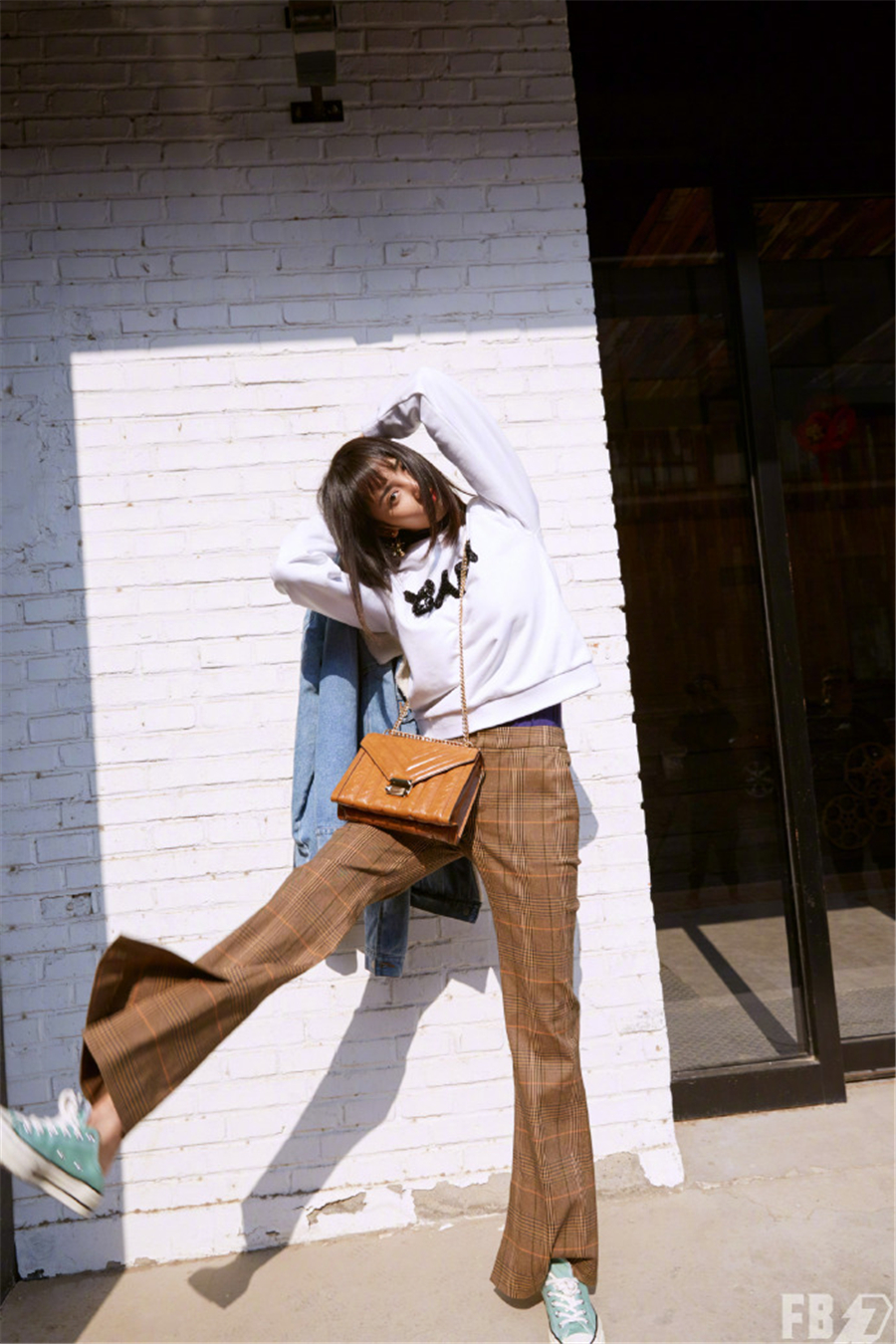 王紫璇冬日潮范街拍 帆布鞋唤醒青春气息