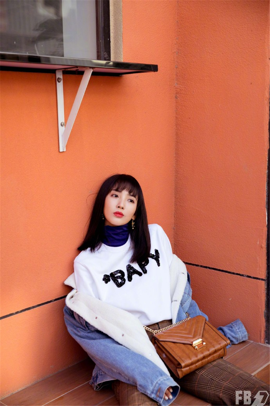 王紫璇冬日潮范街拍 帆布鞋唤醒青春气息