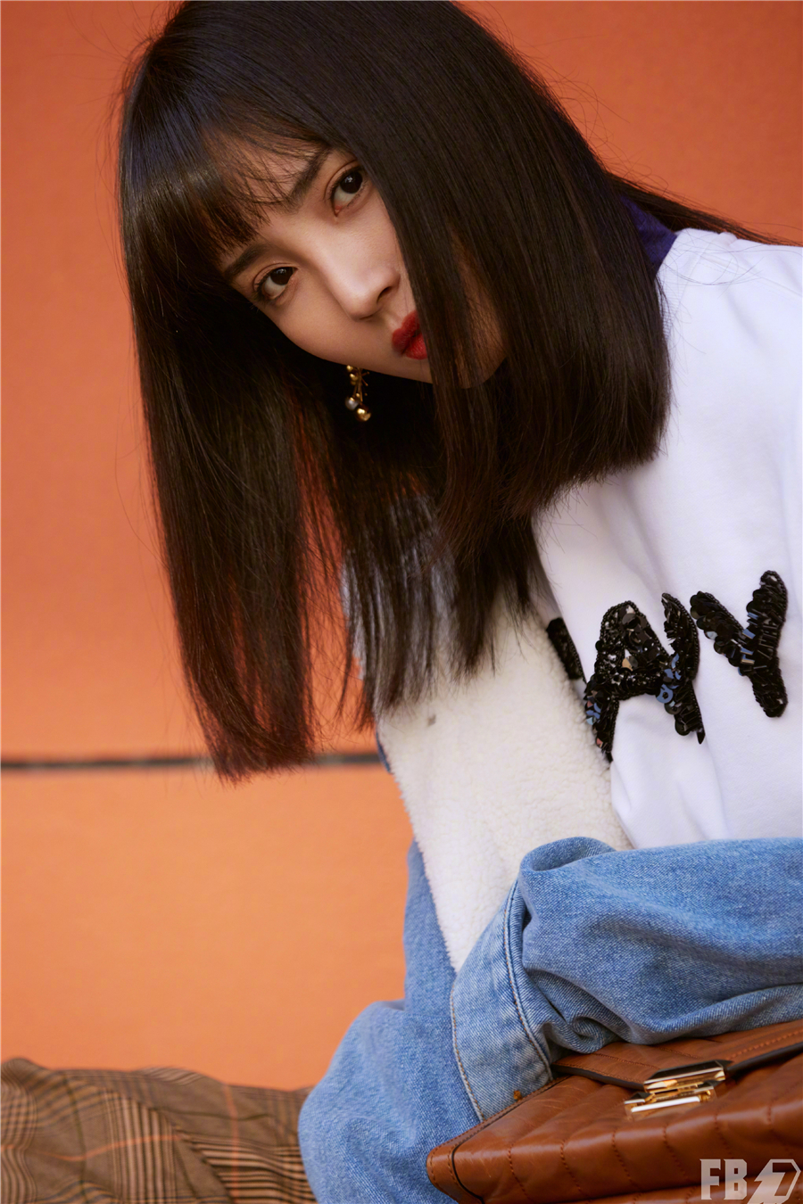 王紫璇冬日潮范街拍 帆布鞋唤醒青春气息