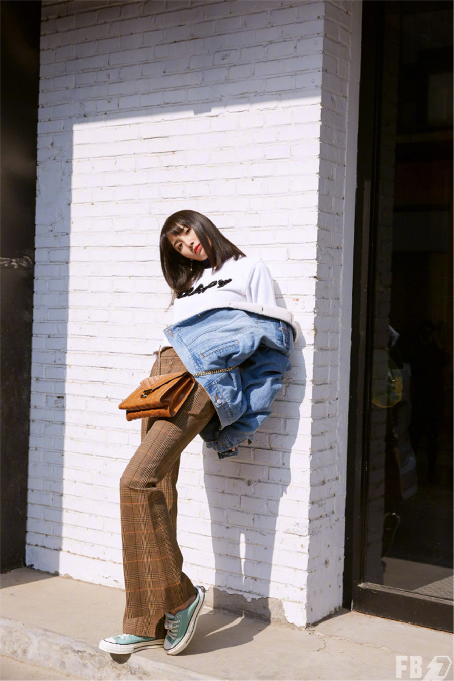 王紫璇冬日潮范街拍 帆布鞋唤醒青春气息