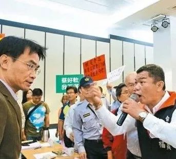 ▲资料图片：台南市议员卢昆福（右）咆哮“农委会副主委”陈吉仲（左）公听会是黑箱作业。（台湾《联合报》）