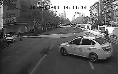 出租车突然实线调头 后面公交车急刹致多位乘客受伤