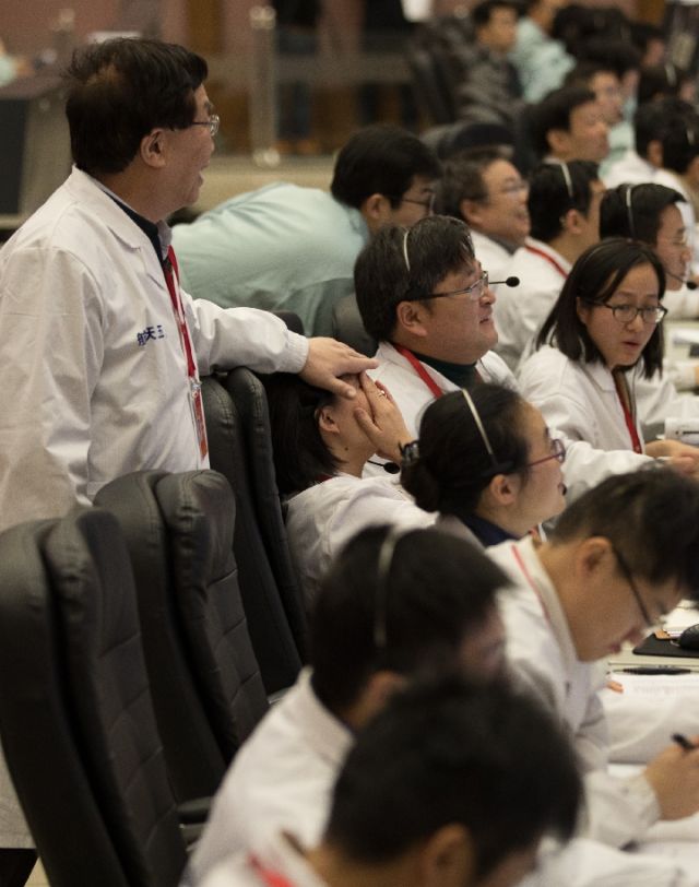 1月3日,在北京航天飞行控制中心,科研人员庆祝降落成功。新华社记者 金立旺 摄