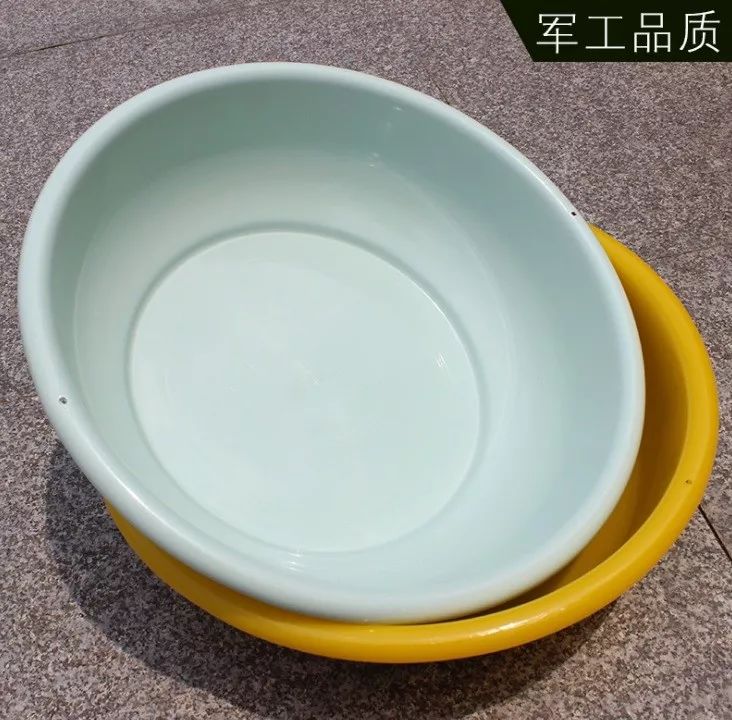 其实,黄脸盆同样是一种通称,因为脸盆还有绿色和白色(武警),只是黄色