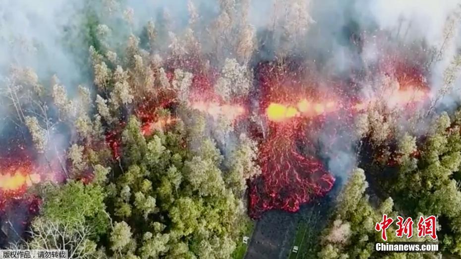 熔岩阻断道路 夏威夷民众淡定拍照