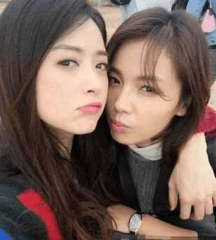 李小冉拿网红气球拍照吸引眼球,网友:皮肤白就