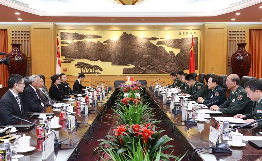 10月20日，国务委员兼国防部长魏凤和在八一大楼与来华出席第九届北京香山论坛的新加坡国防部长黄永宏举行会谈。李晓伟摄