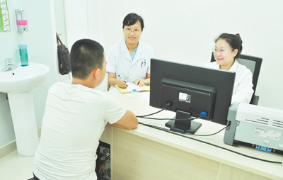 北京安定医院医生正在为一名青少年网瘾患者看病。许 悦摄
