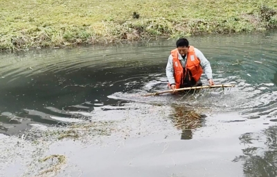 大爷组合自制工具 清理水草确保河流畅通