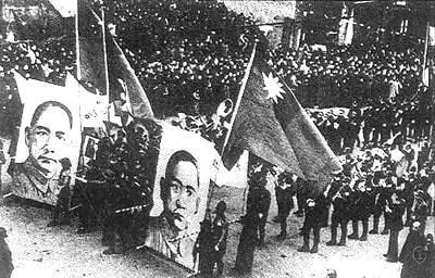 台儿庄大捷,汉口举行胜利大游行,游行队伍一望无边