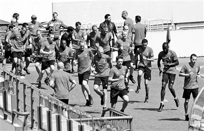 世界杯黑衣法官率先成焦点