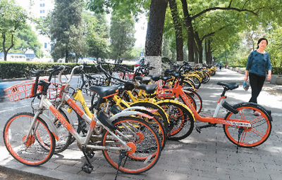 北京市区停放了大量的闲置共享单车。 　　新华社记者 罗晓光摄