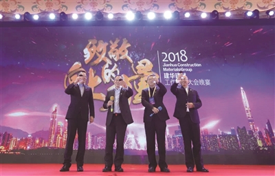 无畏改变 昂首前行