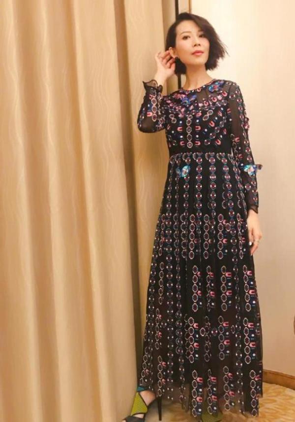 蔡少芬印花裙穿得老10岁,脚上鞋子更让人无语:像是穿了绿袜子