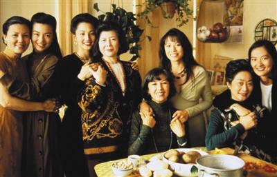 1993年上映的《喜福会》通过讲述三代女性的移民故事,表现中西方文化冲突、代际冲突和女性意识觉醒。