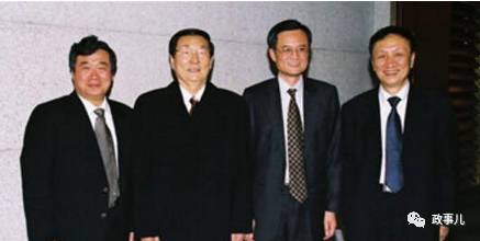 学院前四任院长合影：从左至右依次为何建坤、朱镕基、钱颖一、赵纯均