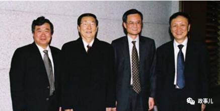 学院前四任院长合影:从左至右依次为何建坤、朱镕基、钱颖一、赵纯均