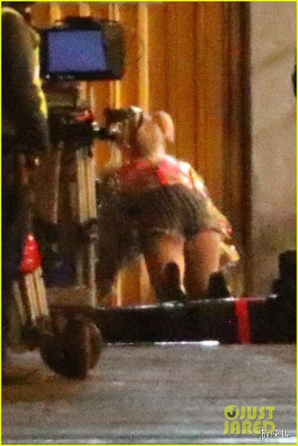 《猛禽小队》曝全新片场照 小丑女大秀长腿性感迷人