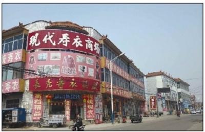 4月1日,天津武清区六道口村,村内最为繁华的中心区域殡葬用品商店林立。