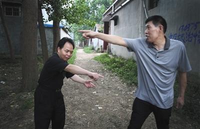 6月27日，河南商丘夏邑县，张玉玺带着律师徐昕到老家村里，了解当年打架事件的具体地点、过程及细节。