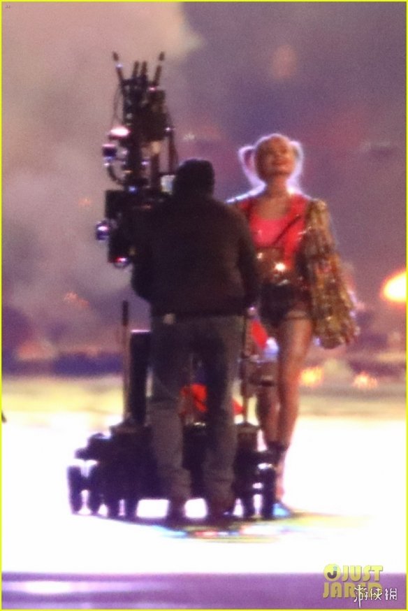 《猛禽小队》曝全新片场照 小丑女大秀长腿性感迷人