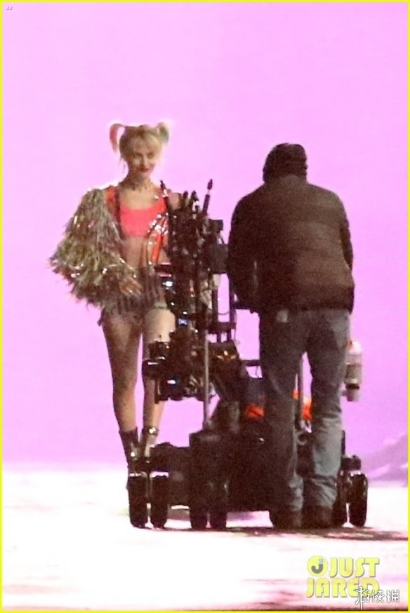 《猛禽小队》曝全新片场照 小丑女大秀长腿性感迷人