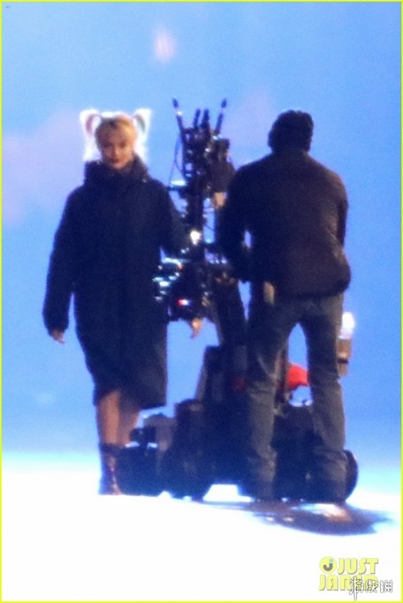 《猛禽小队》曝全新片场照 小丑女大秀长腿性感迷人