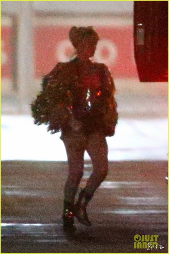 《猛禽小队》曝全新片场照 小丑女大秀长腿性感迷人