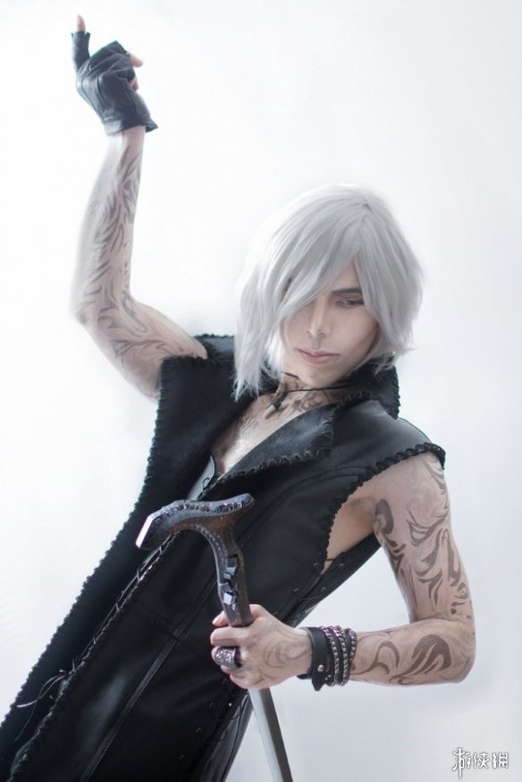 国外小哥COS《鬼泣5》风骚大师哥V 妆容精致超还原