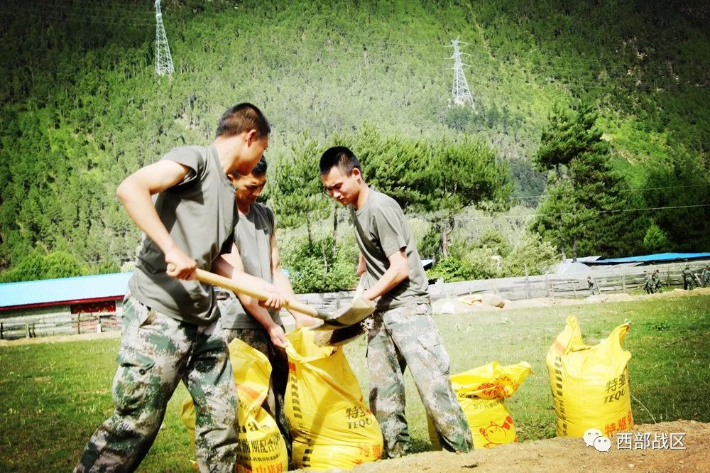 兵哥哥,你埋头苦干的样子,真帅!