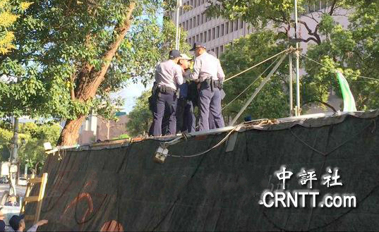 警方强拆“独派”帐篷。(图片来源:中评社)