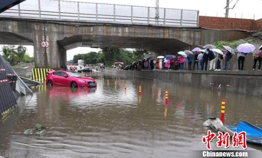 暴雨导致桥洞被淹车辆受损。　刘忠俊 摄