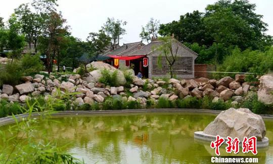 素有“中条奇峡,北方江南”之称的山西神潭大峡谷,位于山西省运城市,整个峡谷奇峰、怪石、翠海、叠瀑等原生态景观与峡谷内的古村落交相辉映,吸引了众多游客。 山西省旅发委供图 摄