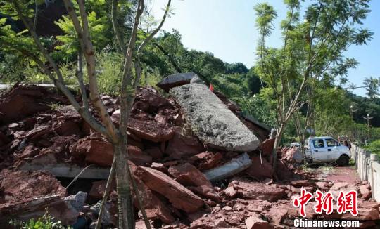 行驶车辆被垮塌土石挤到路边 钟欣 摄