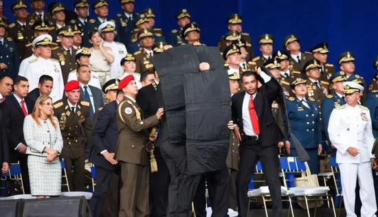 委内瑞拉总统遇刺 保镖第一时间亮出隐藏装备