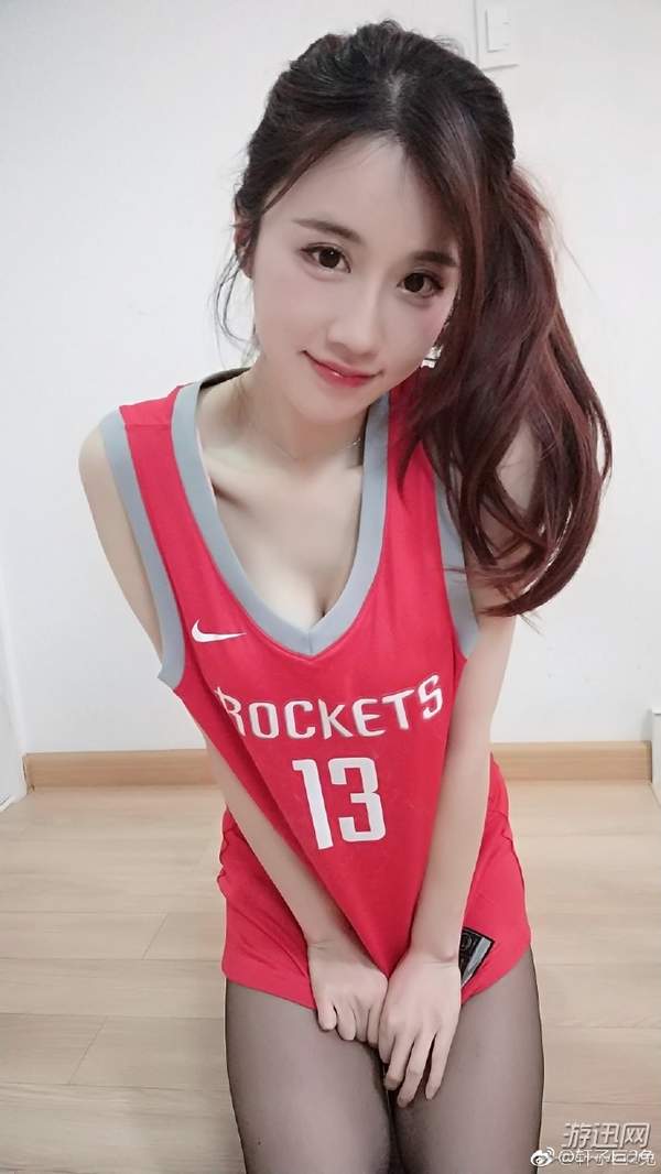 哈登神勇全靠她?“ASMR第一女神”晒火箭队13号球服