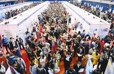 沈阳春季应届招聘会场面火爆