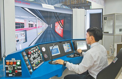 在班派职业技术学院，当地学员正在教室里模拟驾驶火车。本报记者 孙广勇摄