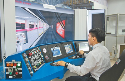 在班派职业技术学院,当地学员正在教室里模拟驾驶火车。本报记者 孙广勇摄