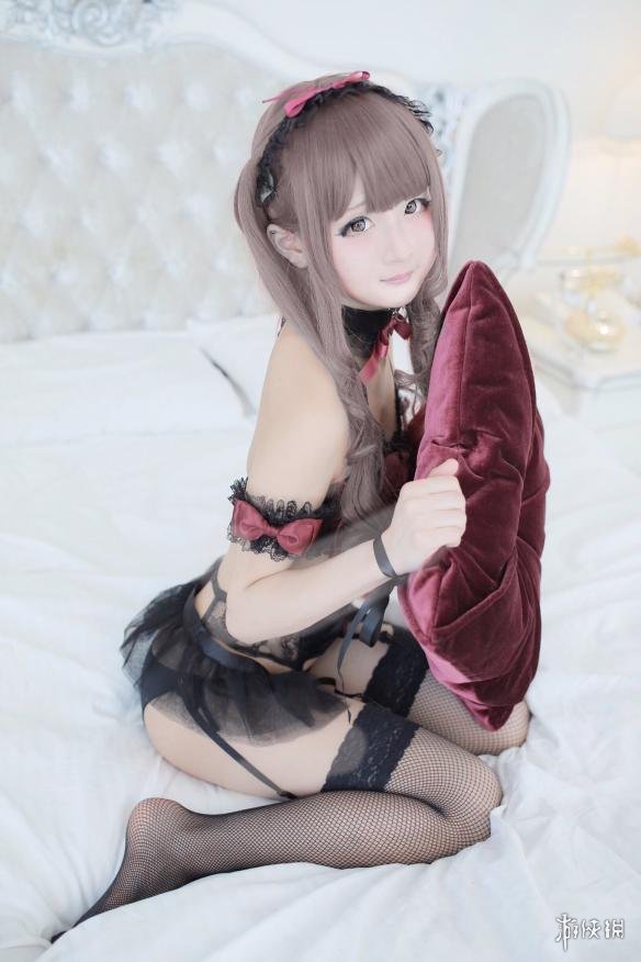 可爱小萝莉穿内衣装
