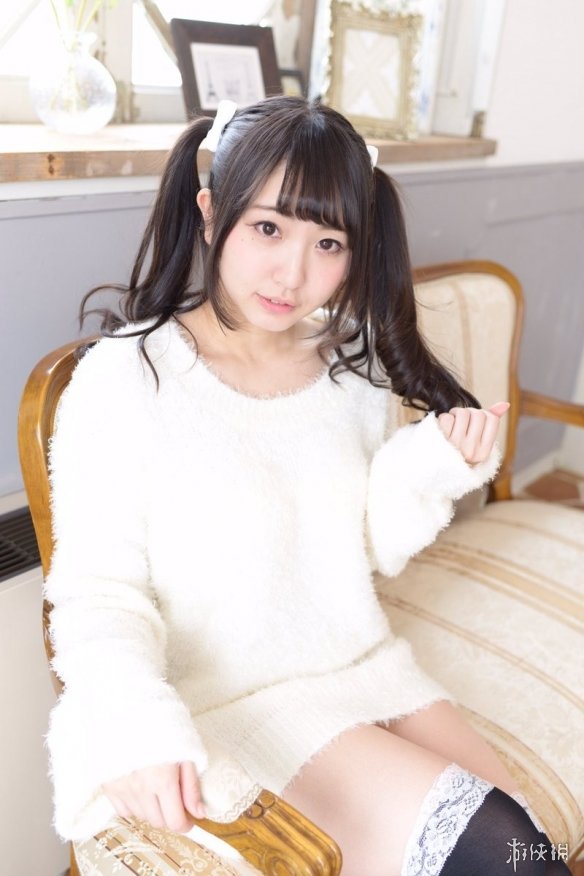 竟然在大欧派上作画!日本性感写真女星椎名香奈江