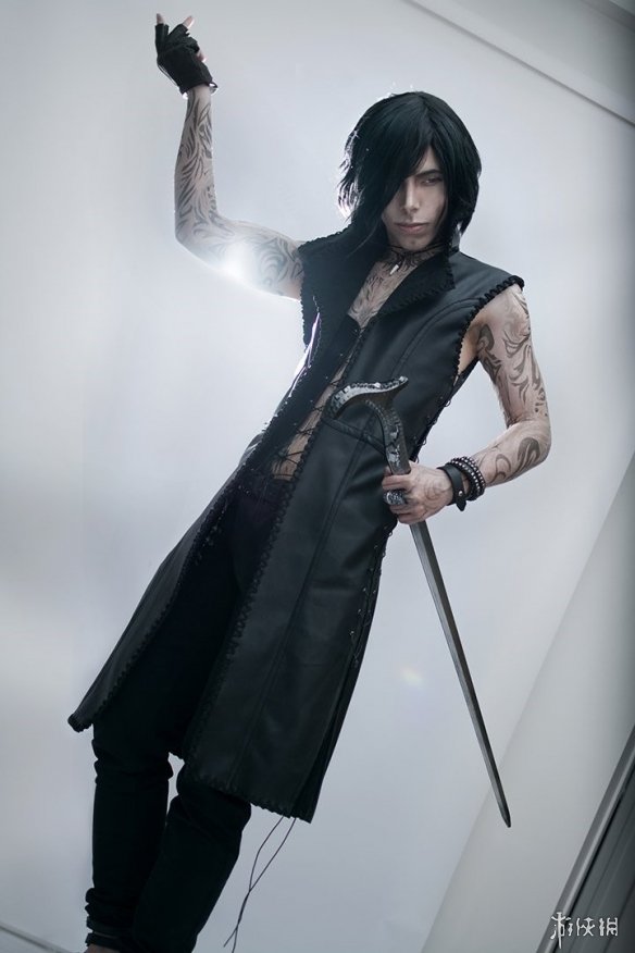 国外小哥COS《鬼泣5》风骚大师哥V 妆容精致超还原