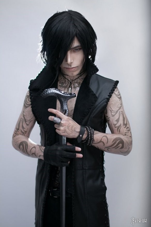 国外小哥COS《鬼泣5》风骚大师哥V 妆容精致超还原