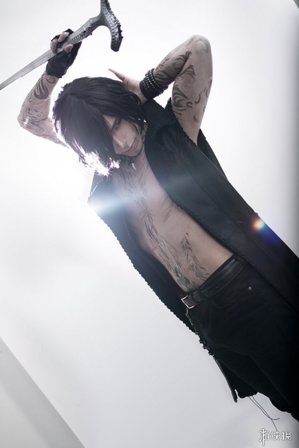 国外小哥COS《鬼泣5》风骚大师哥V 妆容精致超还原