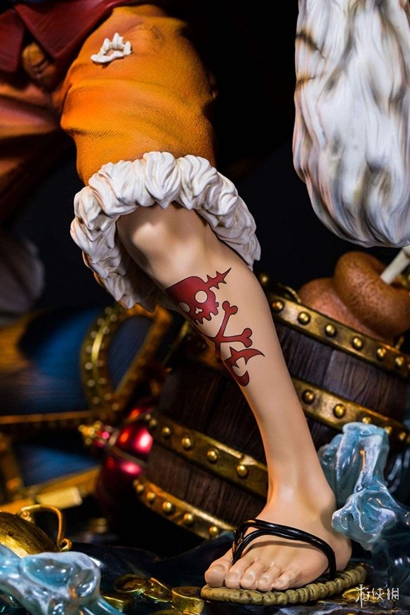 《海贼王》路飞霸气主题雕像 身披黑色斗篷魅力十足