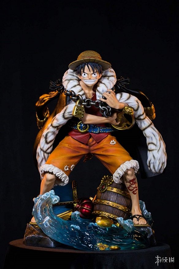 《海贼王》路飞霸气主题雕像 身披黑色斗篷魅力十足
