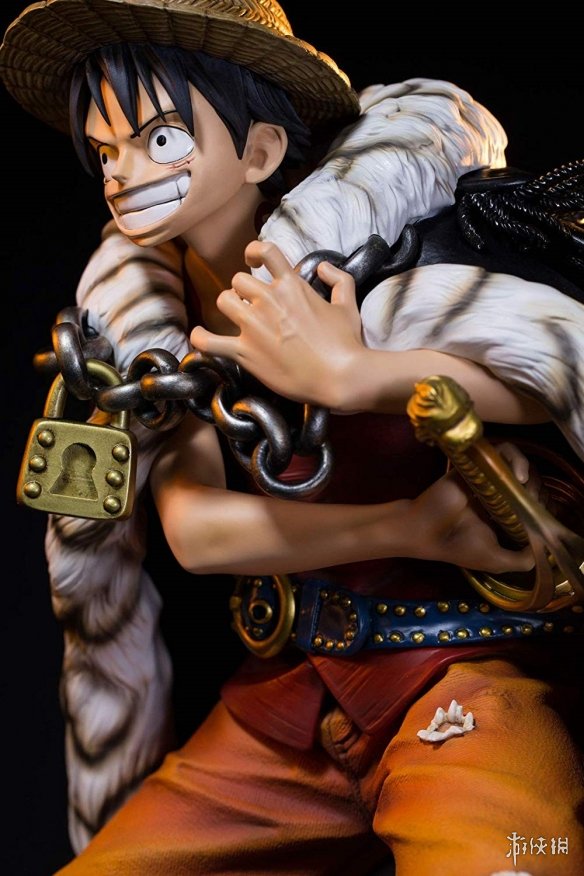 《海贼王》路飞霸气主题雕像 身披黑色斗篷魅力十足