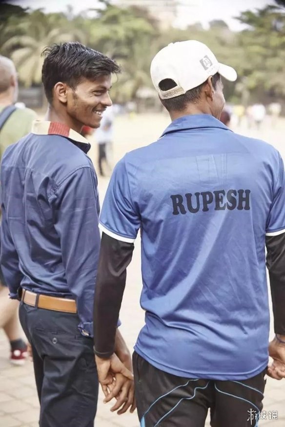 十指紧扣,充满爱意!印度男人们手拉手走路并非搞基