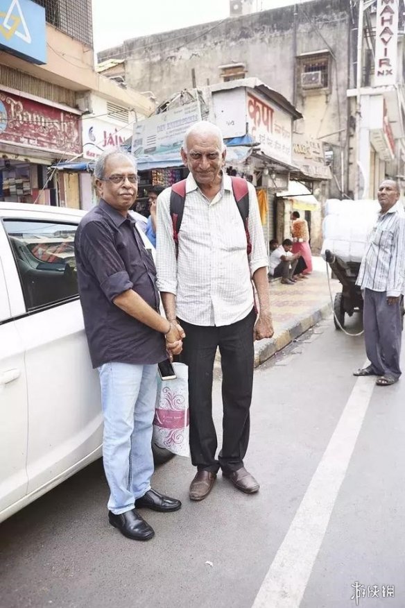 十指紧扣,充满爱意!印度男人们手拉手走路并非搞基